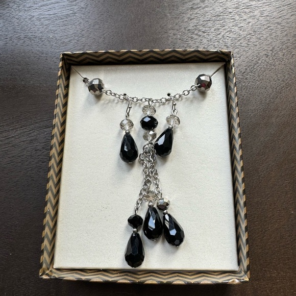 Black faceted glass teardrop shaped beaded necklace and earring set - Picture 12 of 13